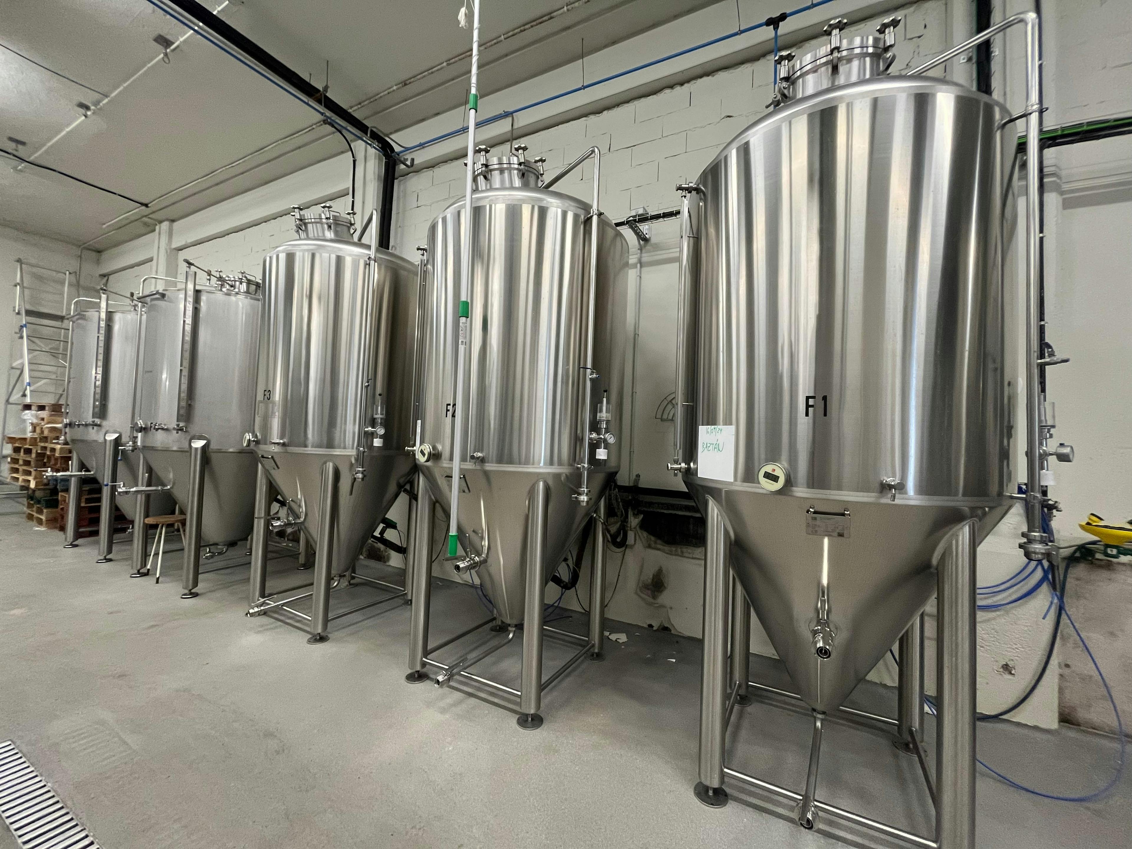 Pohled zprava of Slowbeer MB 1000 (10HL) 